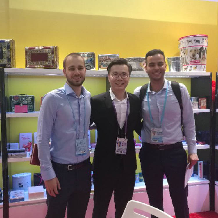 與客戶合影留念 與客戶合影留念