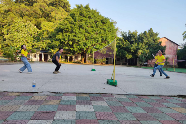 羽毛球.jpg 羽毛球.jpg